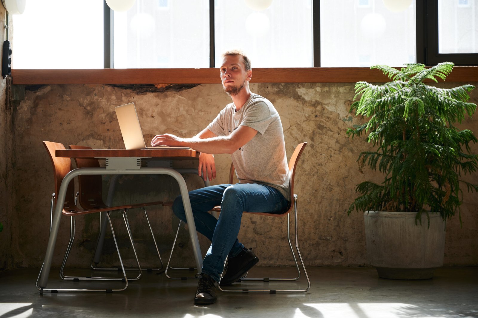 5 ključnih razloga zašto vam je potrebna ergonomska stolica u kućnoj kancelariji