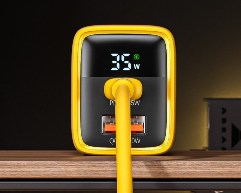 GPS01087_1.jpg WP-U25 Super brzi Strujni GaN Punjač, 2-porta USB (3.0 i 3.1 Tip-C) 35W, sa displejom, žuti - Slika 5